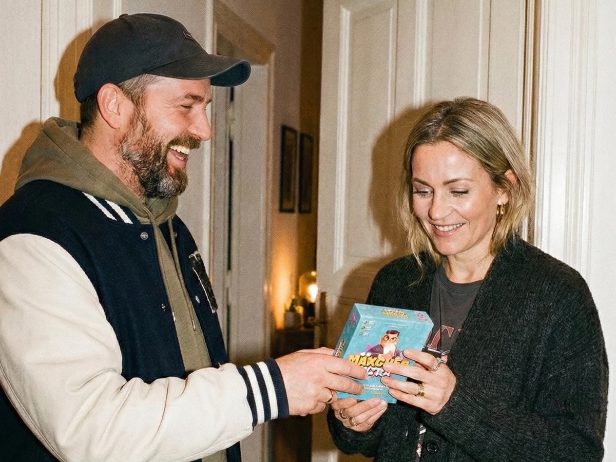 Mäxchen Ultra wird als Geschenk überreicht